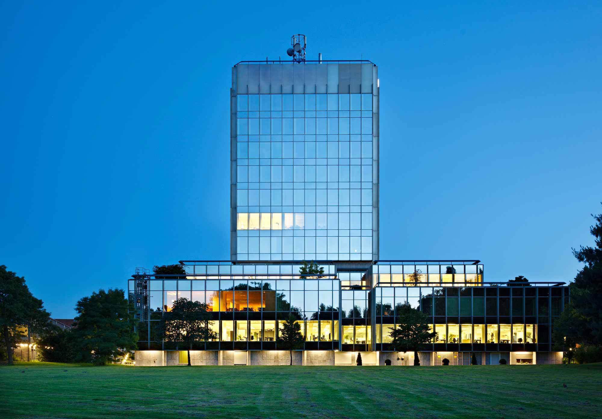 modern-bank-building-in-the-evening-PKDRNEY.jpg modern-bank-building-in-the-evening-PKDRNEY.jpg